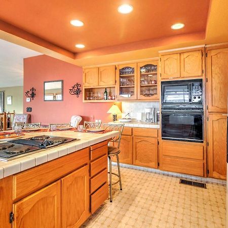Spacious Kelseyville Home With Large Lakefront Deck! Exteriör bild