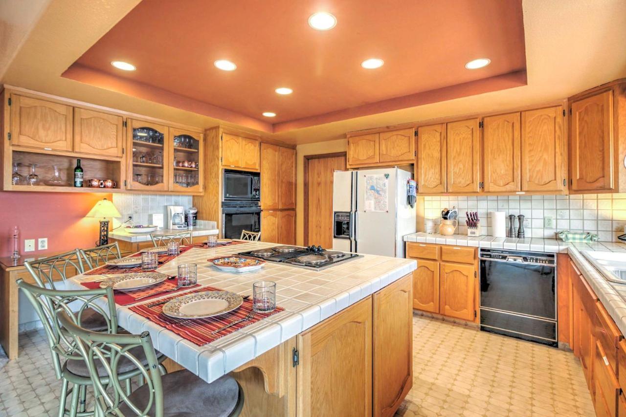 Spacious Kelseyville Home With Large Lakefront Deck! Exteriör bild