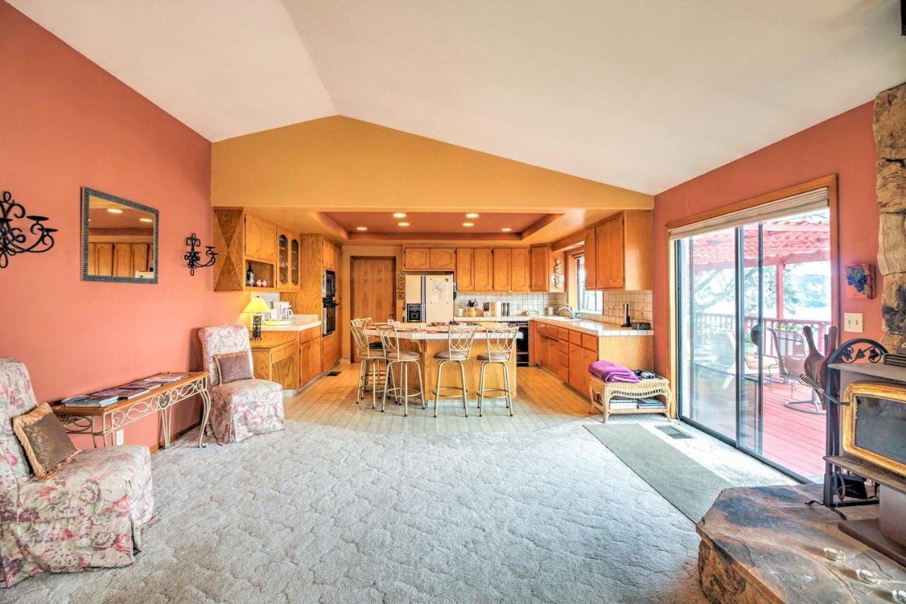 Spacious Kelseyville Home With Large Lakefront Deck! Exteriör bild