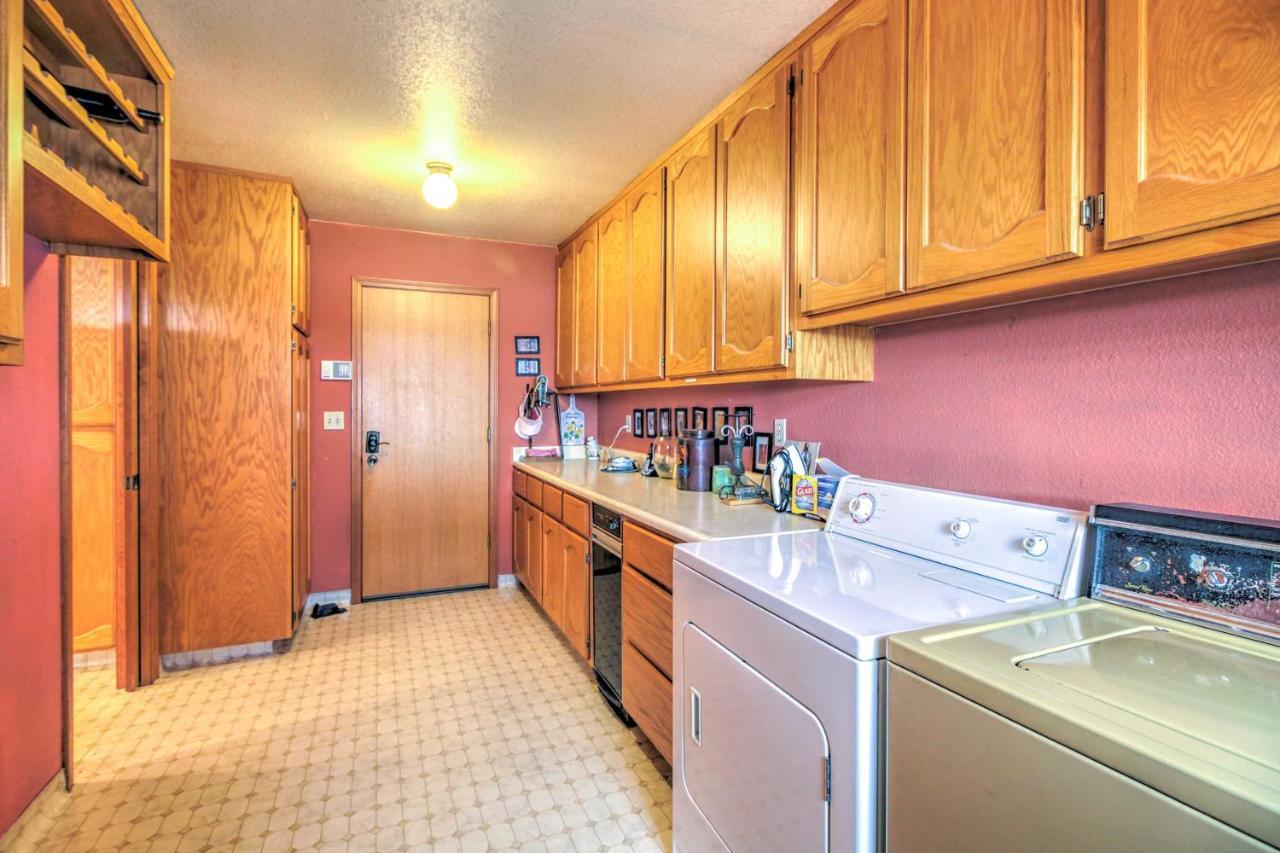 Spacious Kelseyville Home With Large Lakefront Deck! Exteriör bild